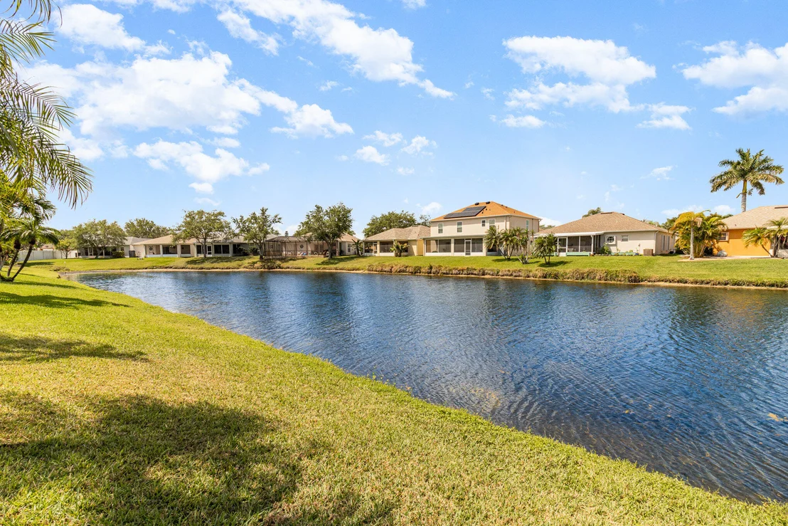 Photo of 1136 White Oak Circle