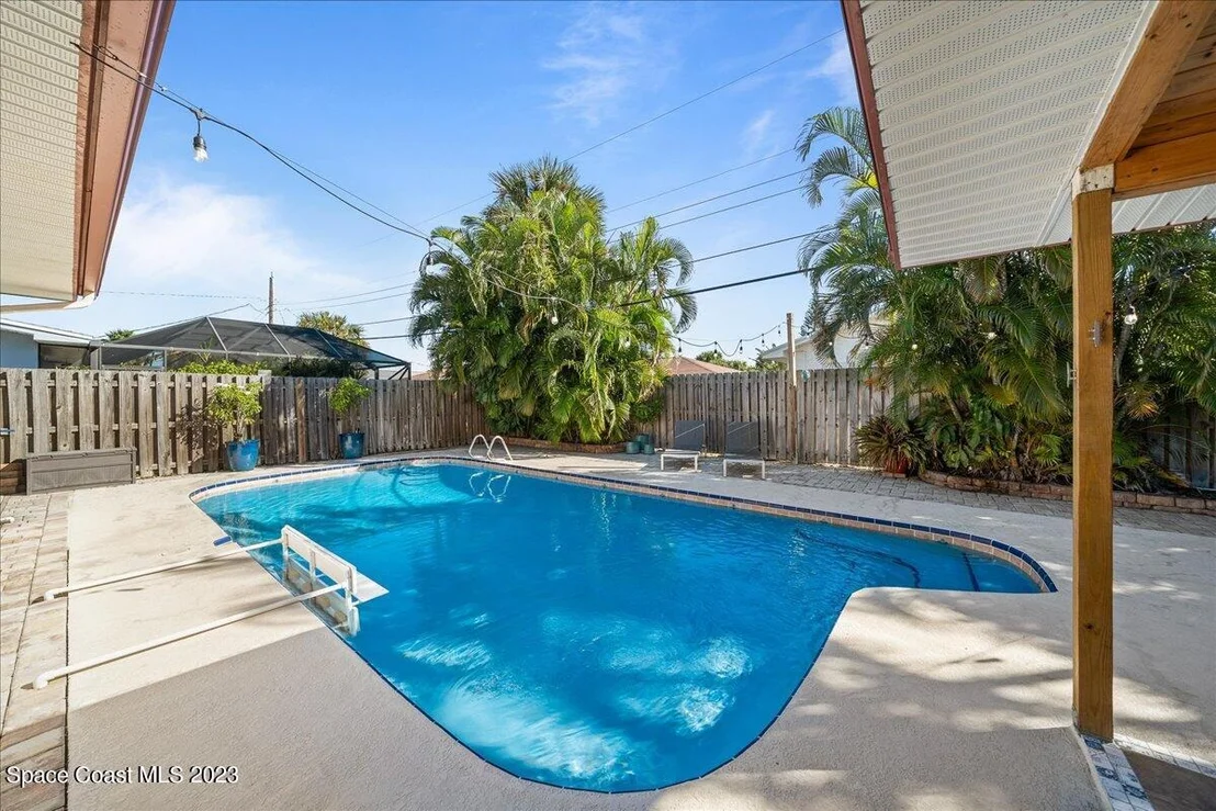 Photo of 615 N Robert Way