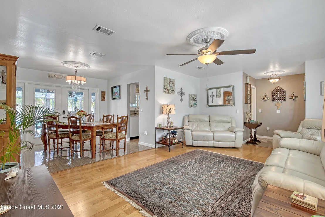 Photo of 895 Riviera Drive NE