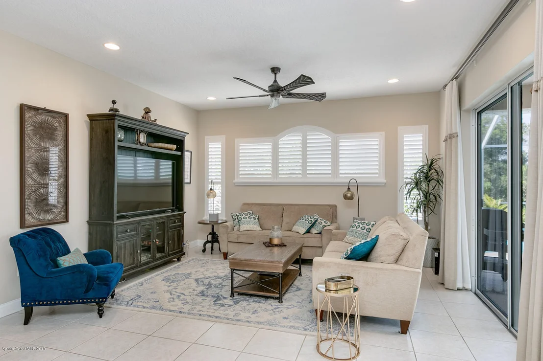 Photo of 824 Chatsworth Drive