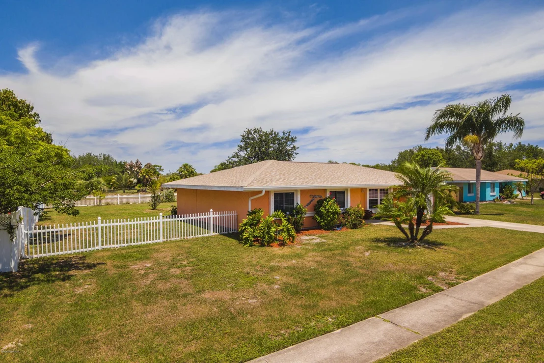 Photo of 905 Riviera Drive NE