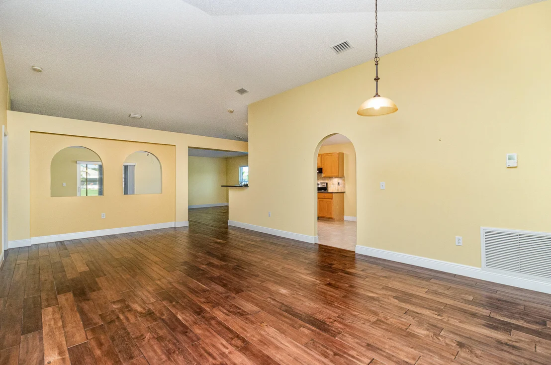 Photo of 1136 White Oak Circle