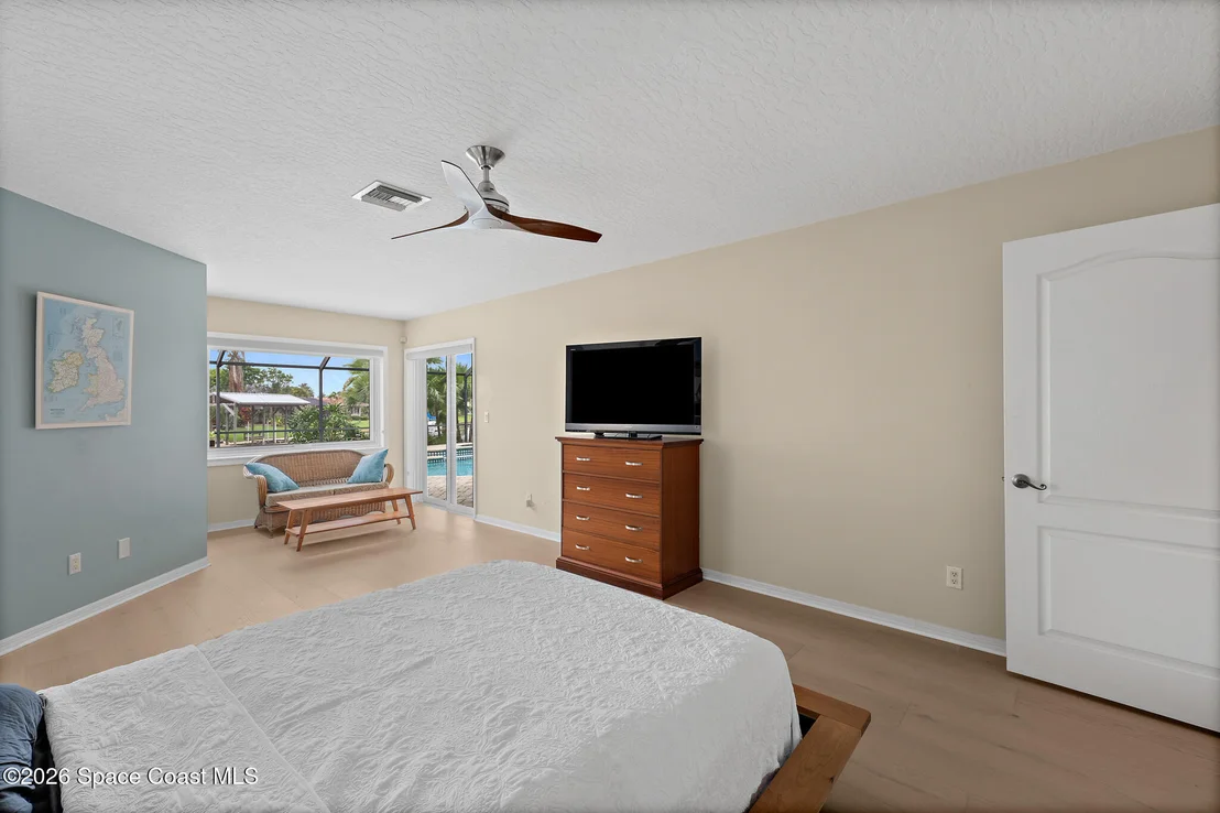 Photo of 2318 N Riverside Drive