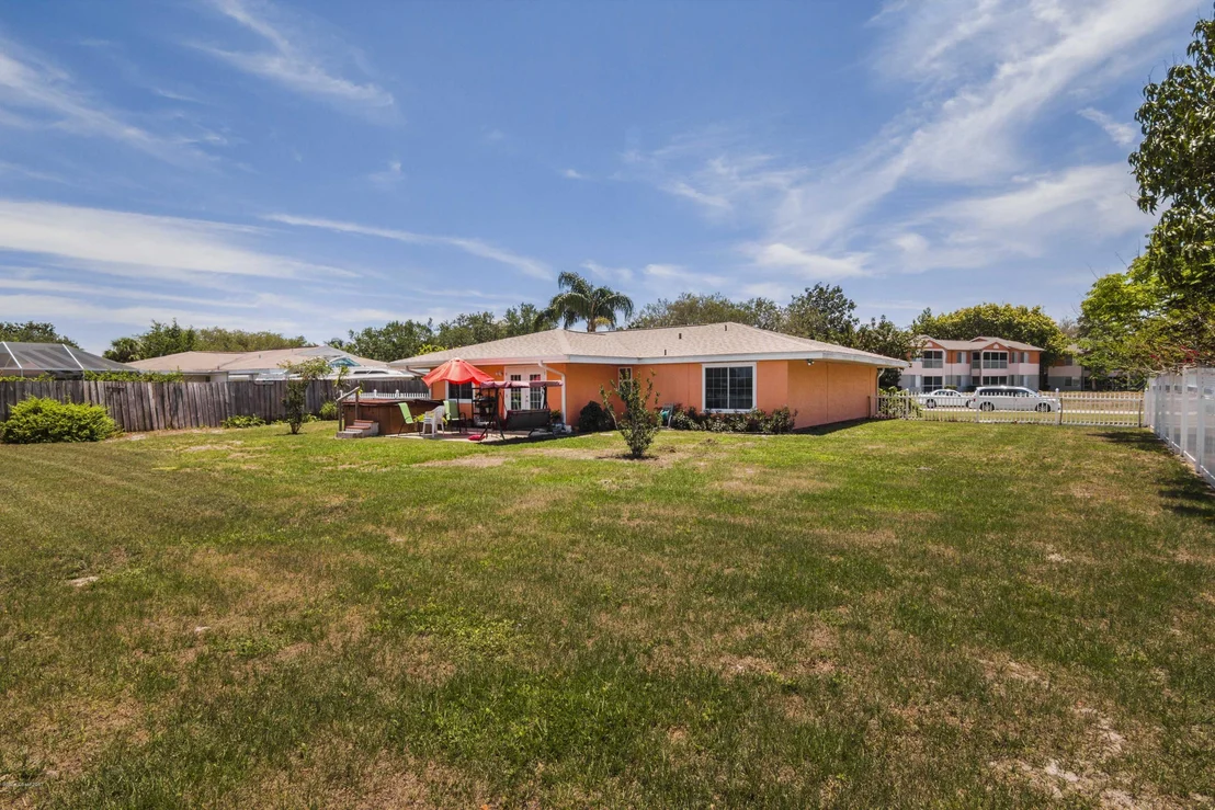 Photo of 905 Riviera Drive NE