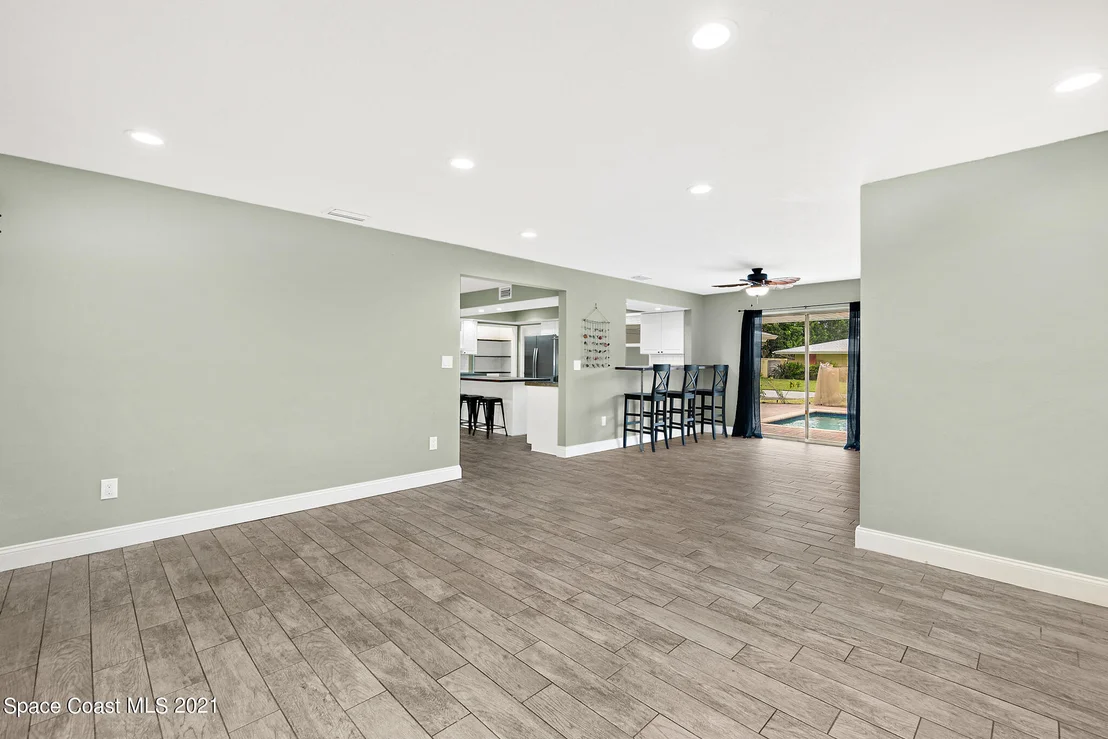 Photo of 555 Bahama Drive