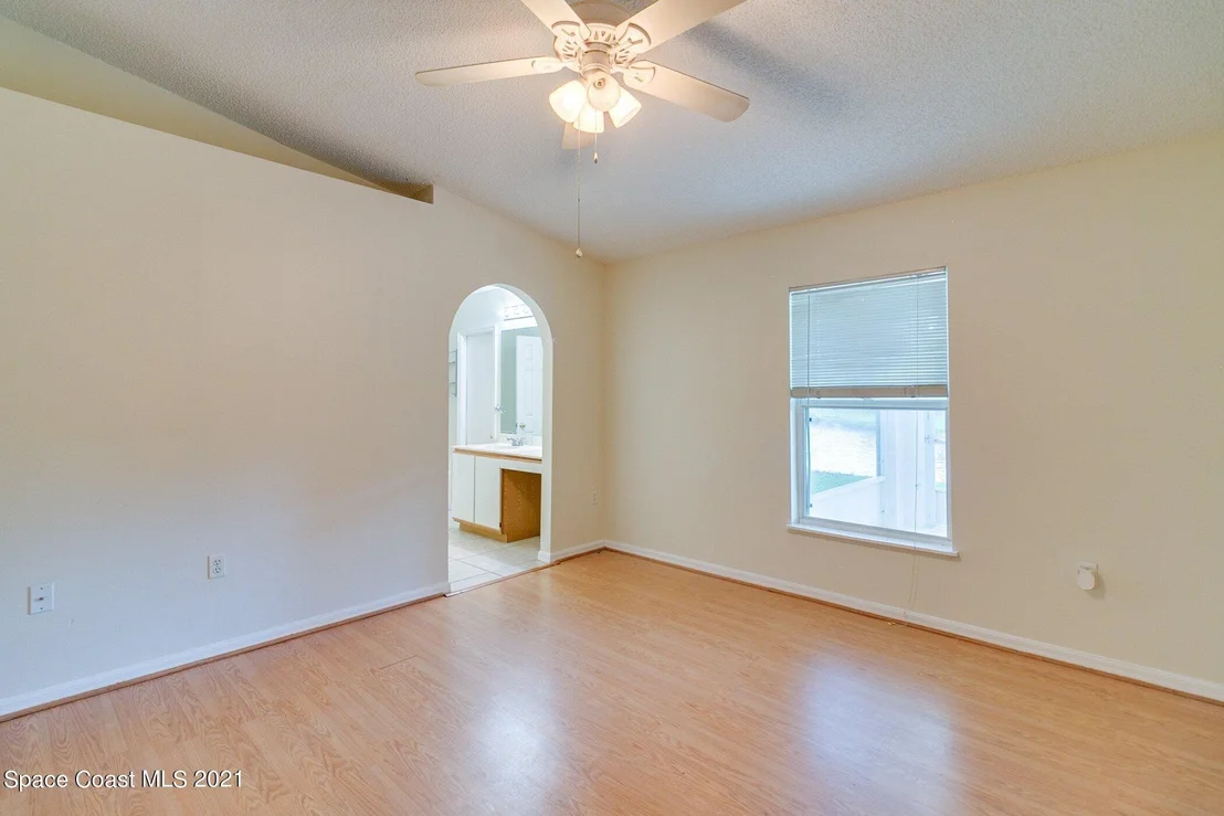 Photo of 1125 White Oak Circle