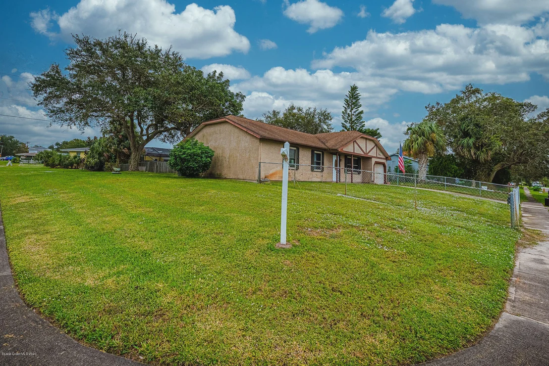 Photo of 997 Cadillac Drive NE