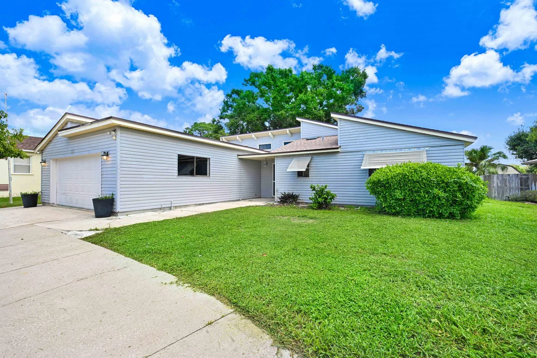 Photo of 1590 Van Eck Road NE