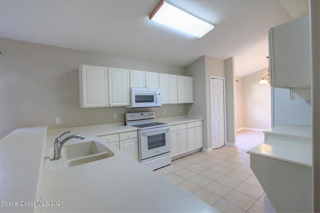 Photo of 932 Tavernier Circle NE