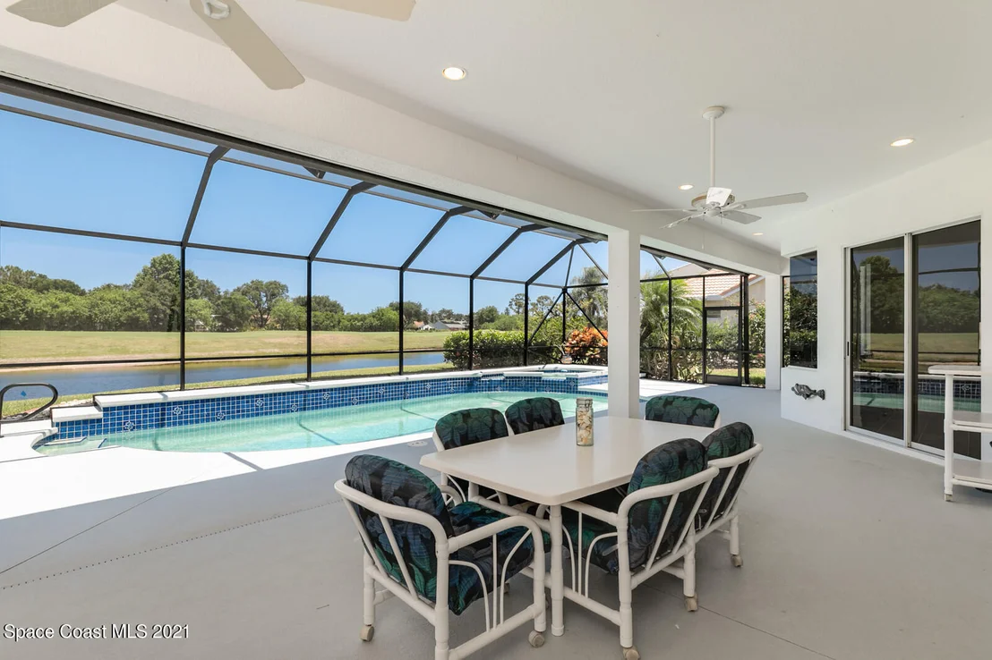 Photo of 955 Chatsworth Drive