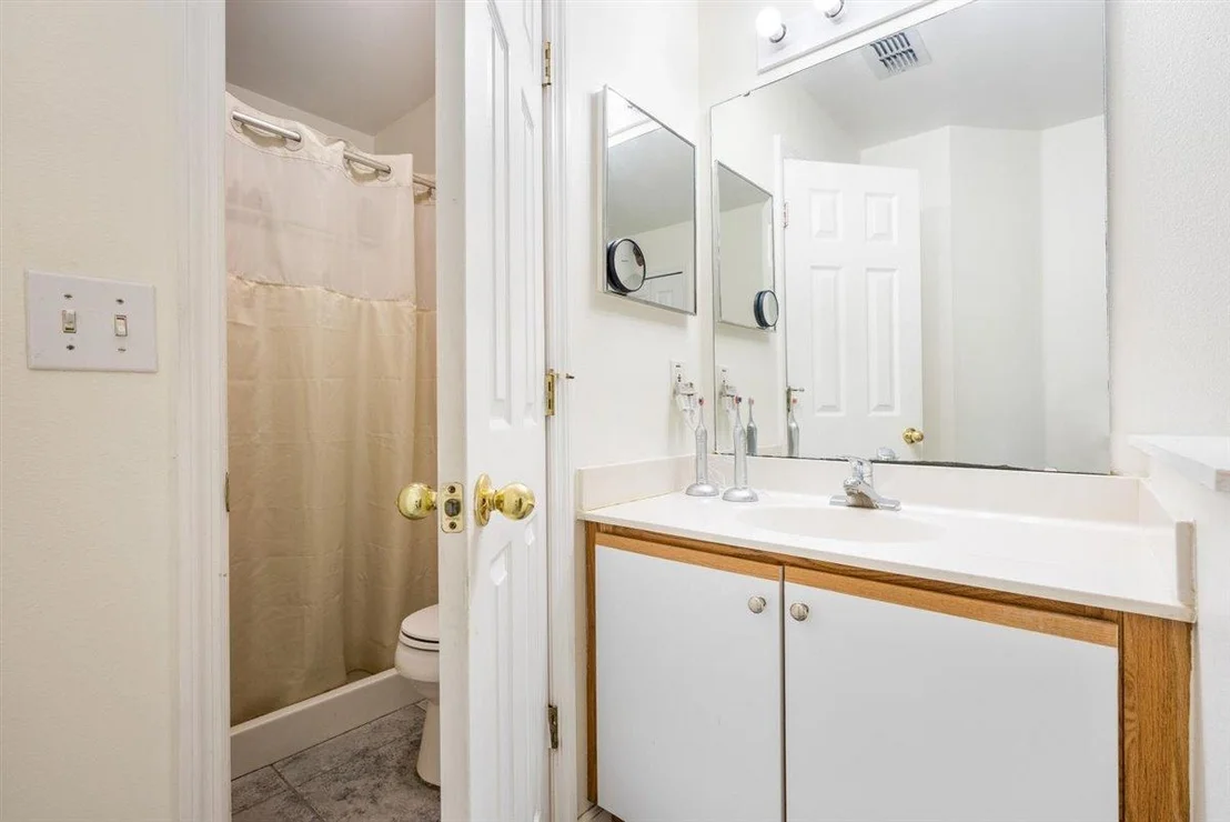 Photo of 1209 White Oak Circle