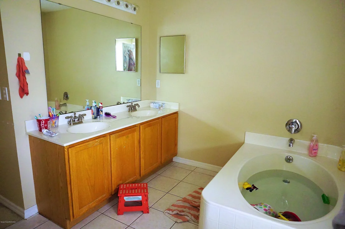 Photo of 1229 White Oak Circle