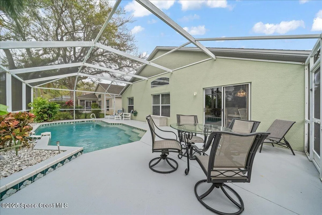 Photo of 883 Villa Drive