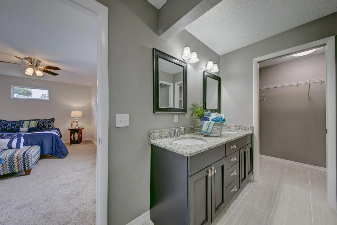 Photo of 1025 Riviera Drive NE