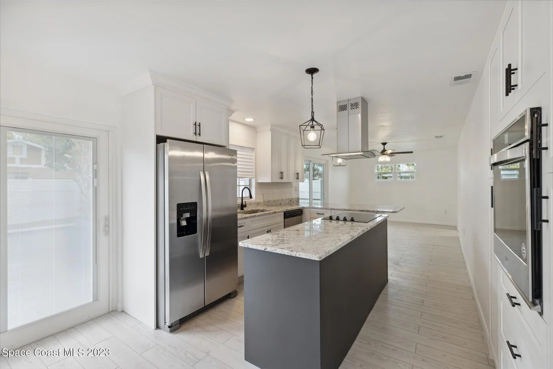 Photo of 885 Kings Post Road