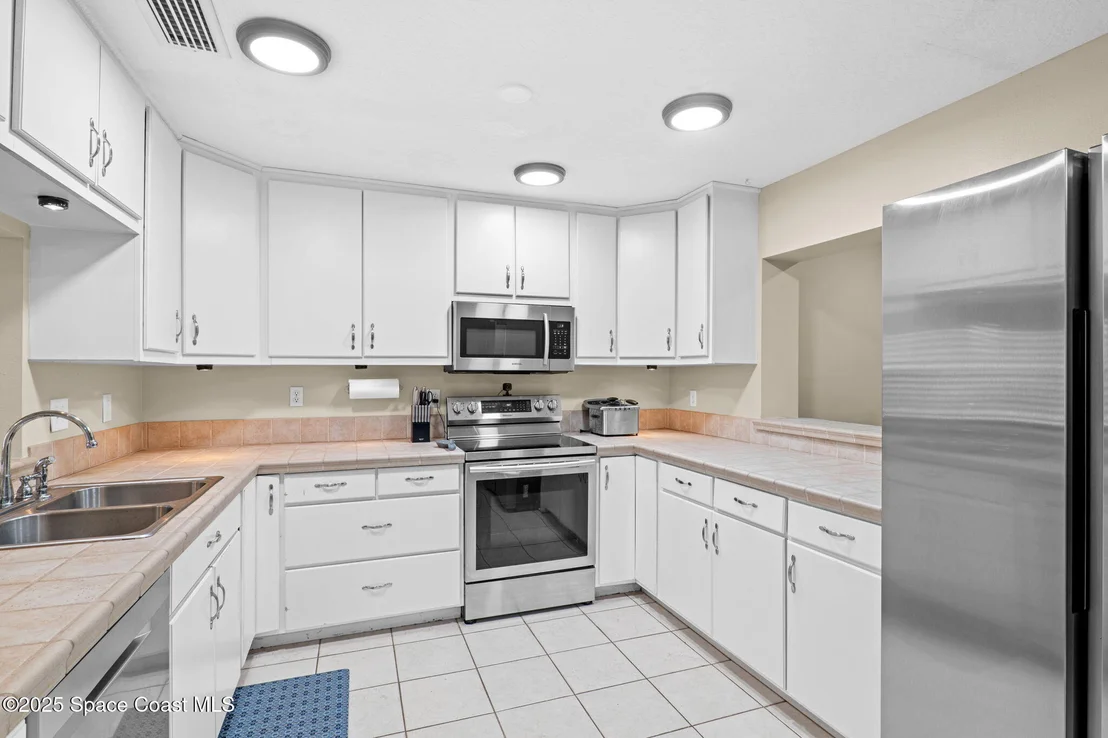 Photo of 999 Emerald Road SE