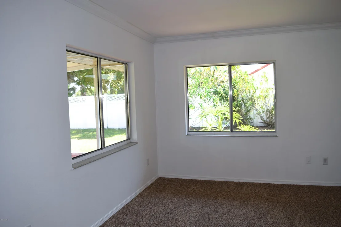 Photo of 881 Riviera Drive NE
