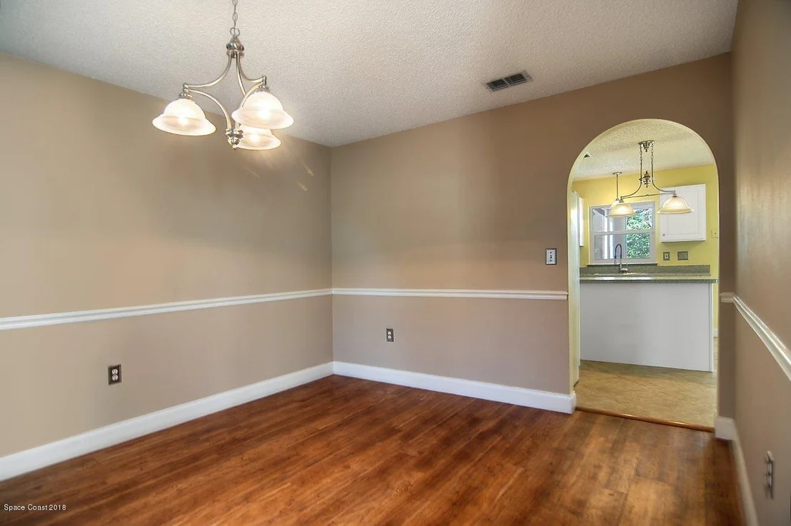 Photo of 1126 White Oak Circle