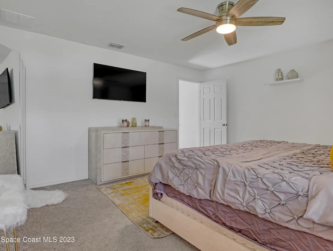 Photo of 1100 Eldron Boulevard SE