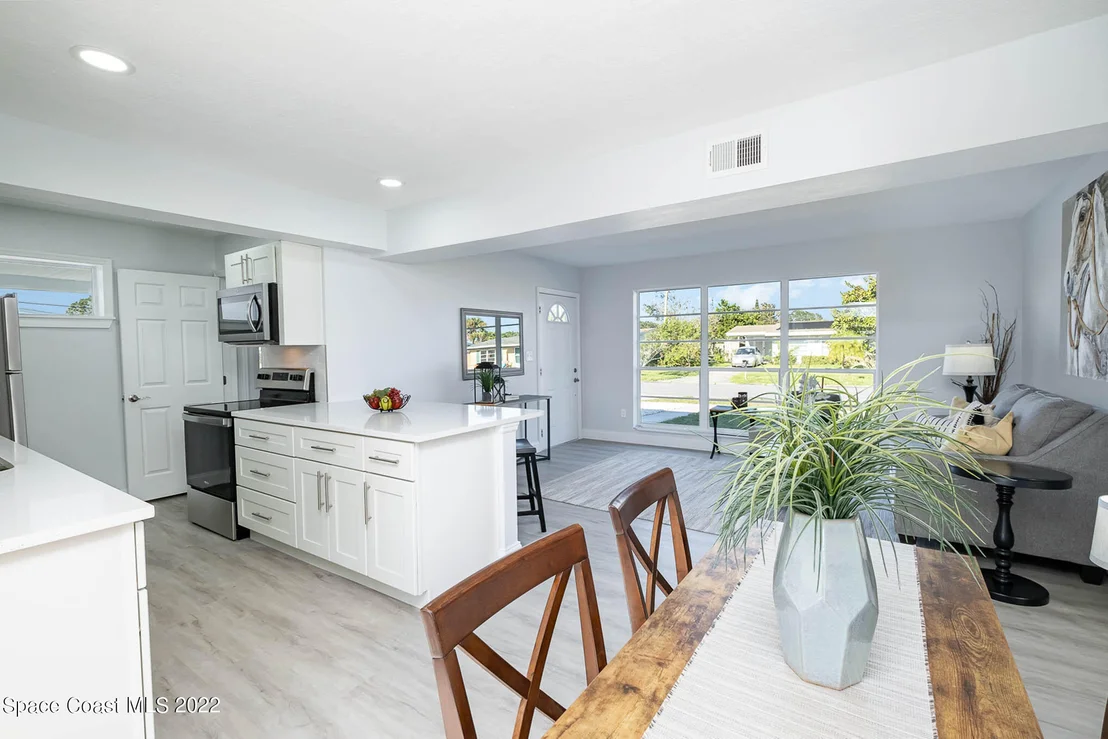 Photo of 948 Canada Street NE