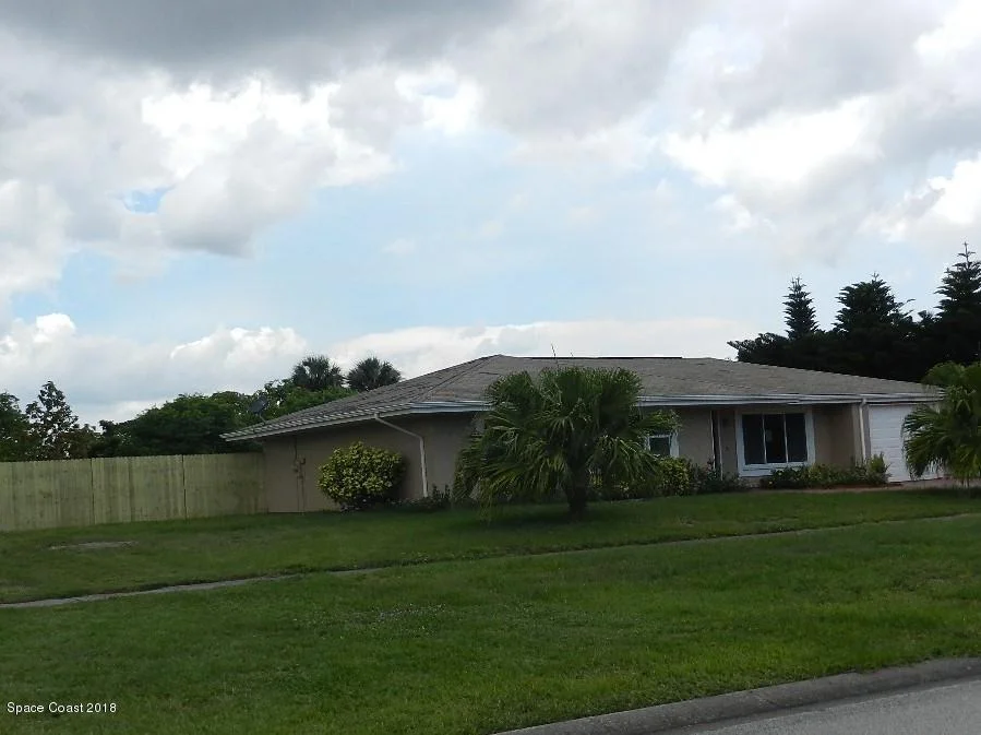 Photo of 1095 NE Riviera Drive NE