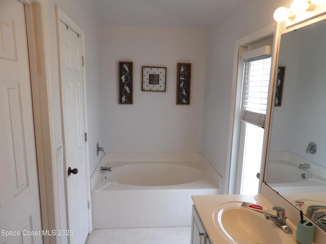 Photo of 1106 White Oak Circle