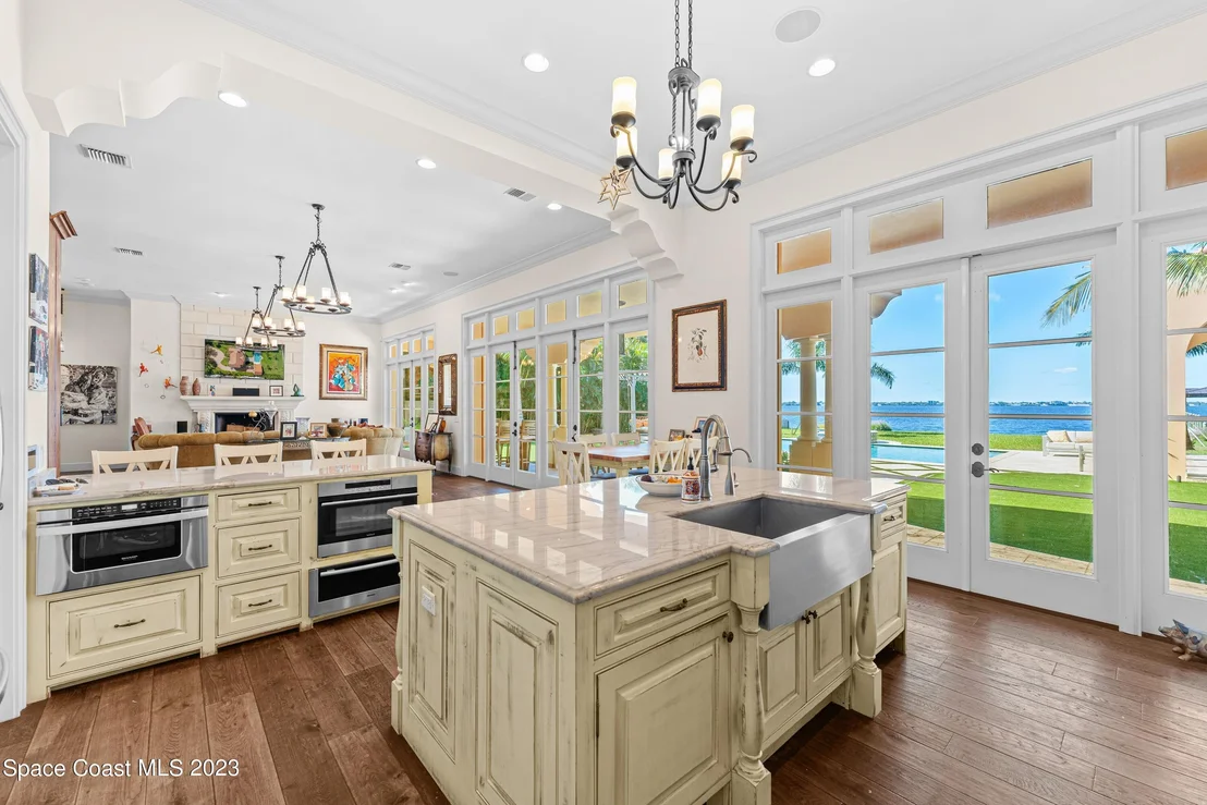 Photo of 2142 N Riverside Drive