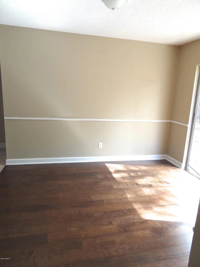 Photo of 1097 Riverdale Drive