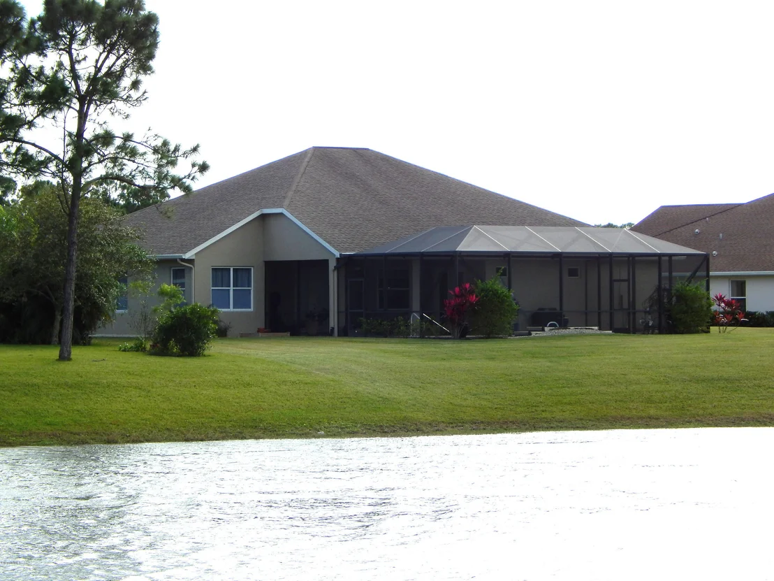 Photo of 211 SE Devlin Court