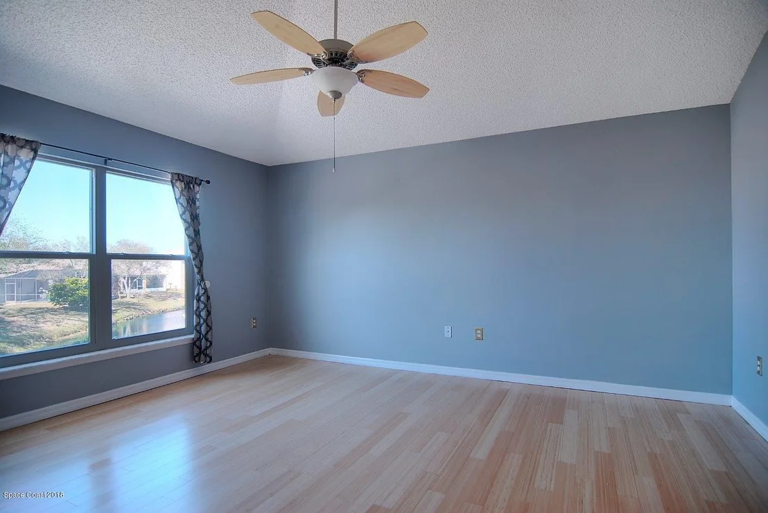 Photo of 1126 White Oak Circle