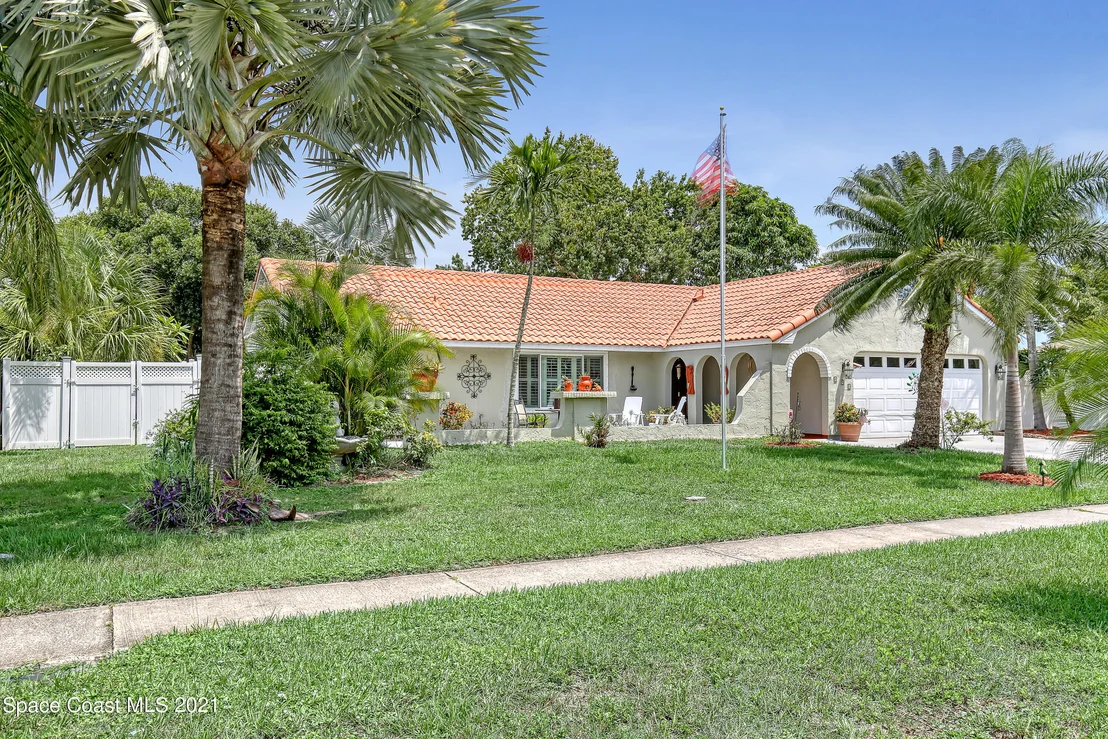 Photo of 895 Riviera Drive NE