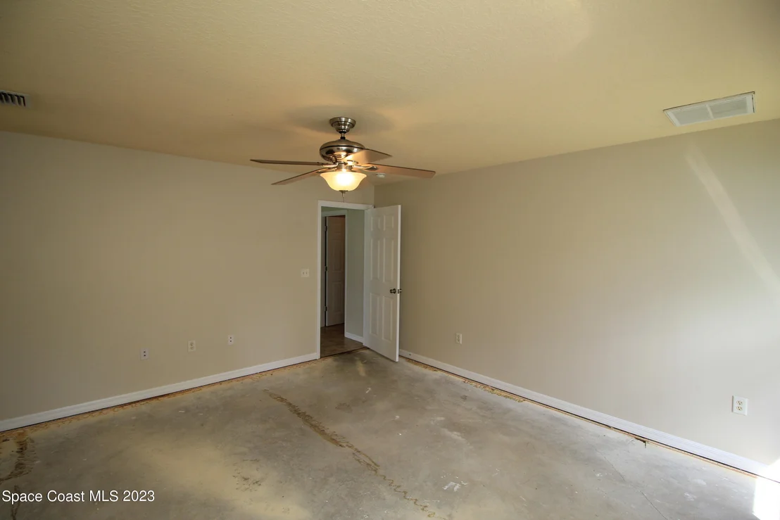 Photo of 492 Eldron Boulevard NE