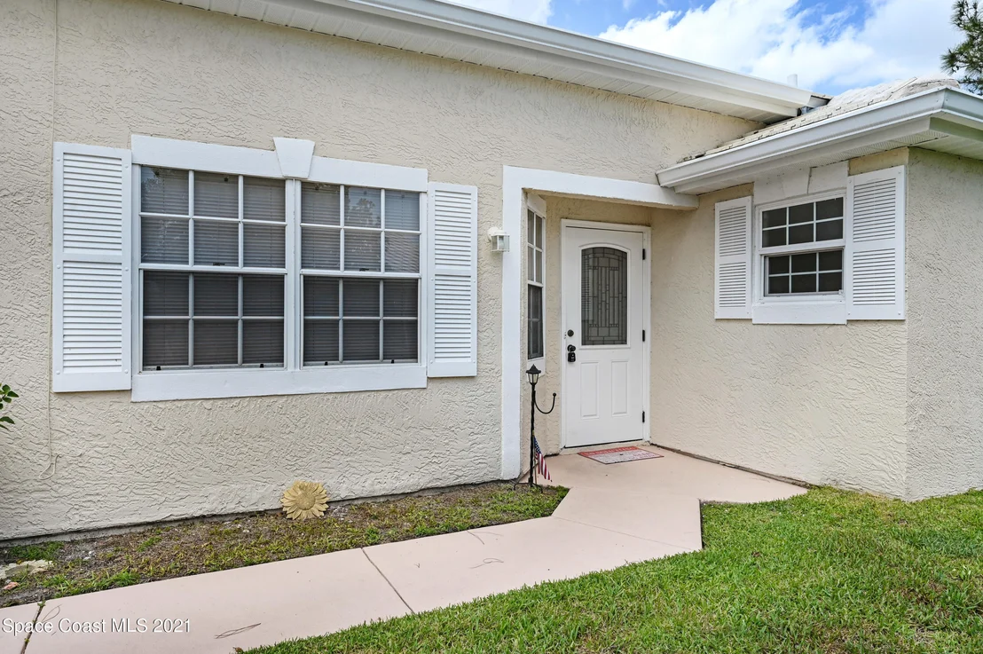Photo of 858 Wateroak Drive NE
