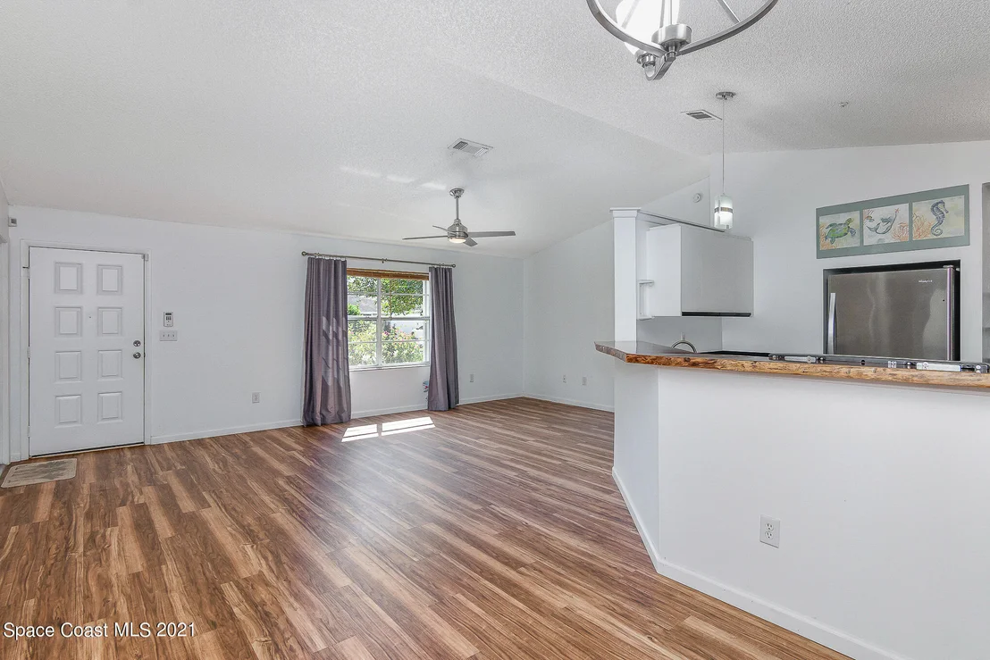 Photo of 5590 Fairbridge Street