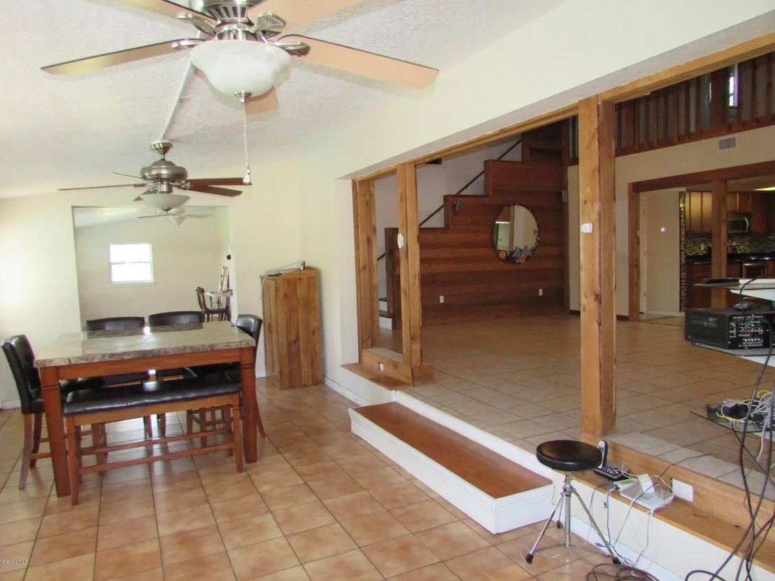 Photo of 385 N Range Road