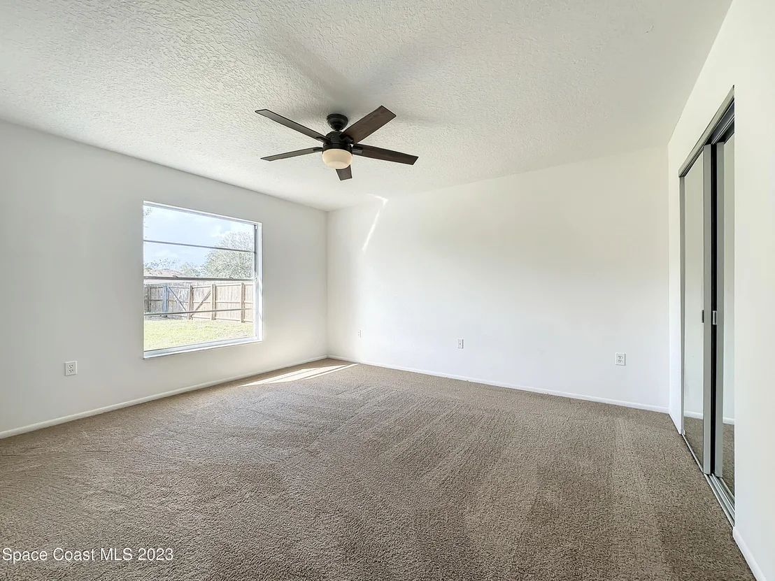 Photo of 580 Eldron Boulevard SE