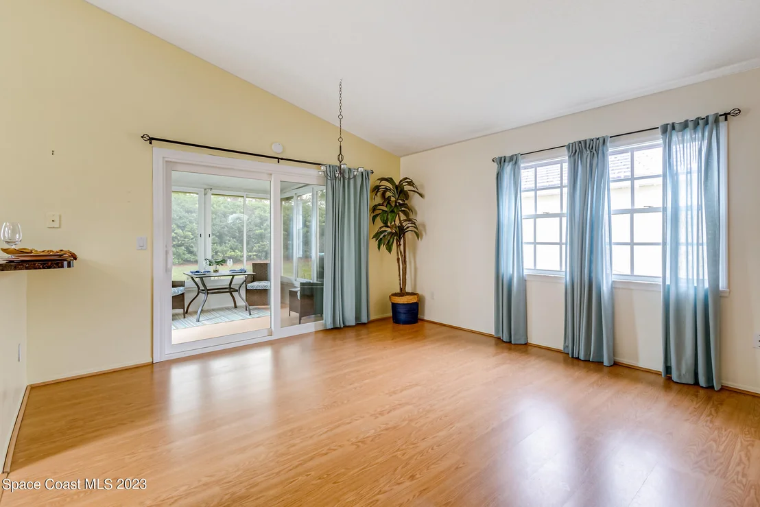 Photo of 921 Wateroak Drive NE