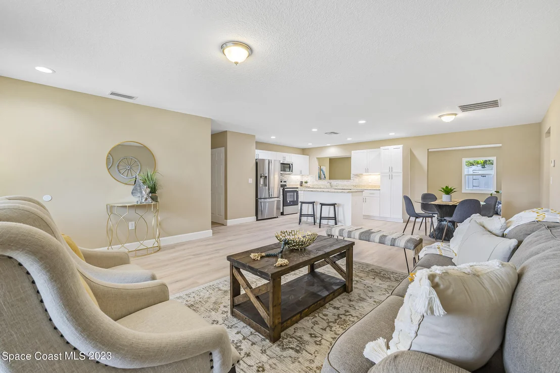 Photo of 1070 Mariposa Drive NE