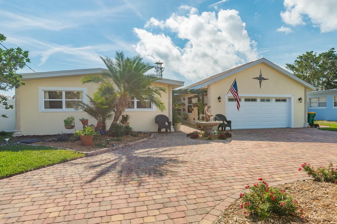 Photo of 423 Angelo Lane