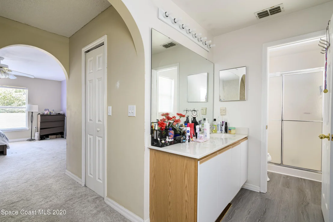 Photo of 1249 White Oak Circle