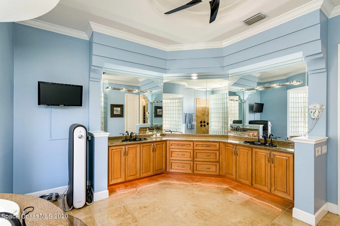 Photo of 975 Chatsworth Drive
