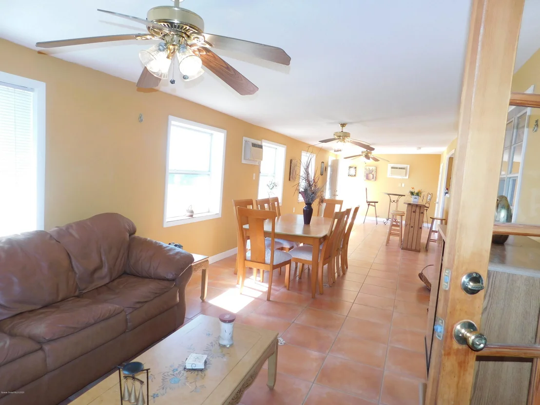 Photo of 978 Bianca Drive NE