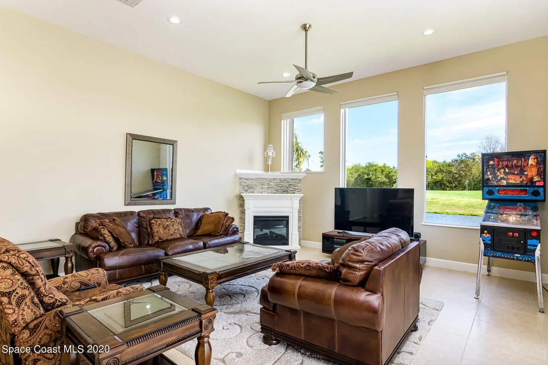 Photo of 975 Chatsworth Drive