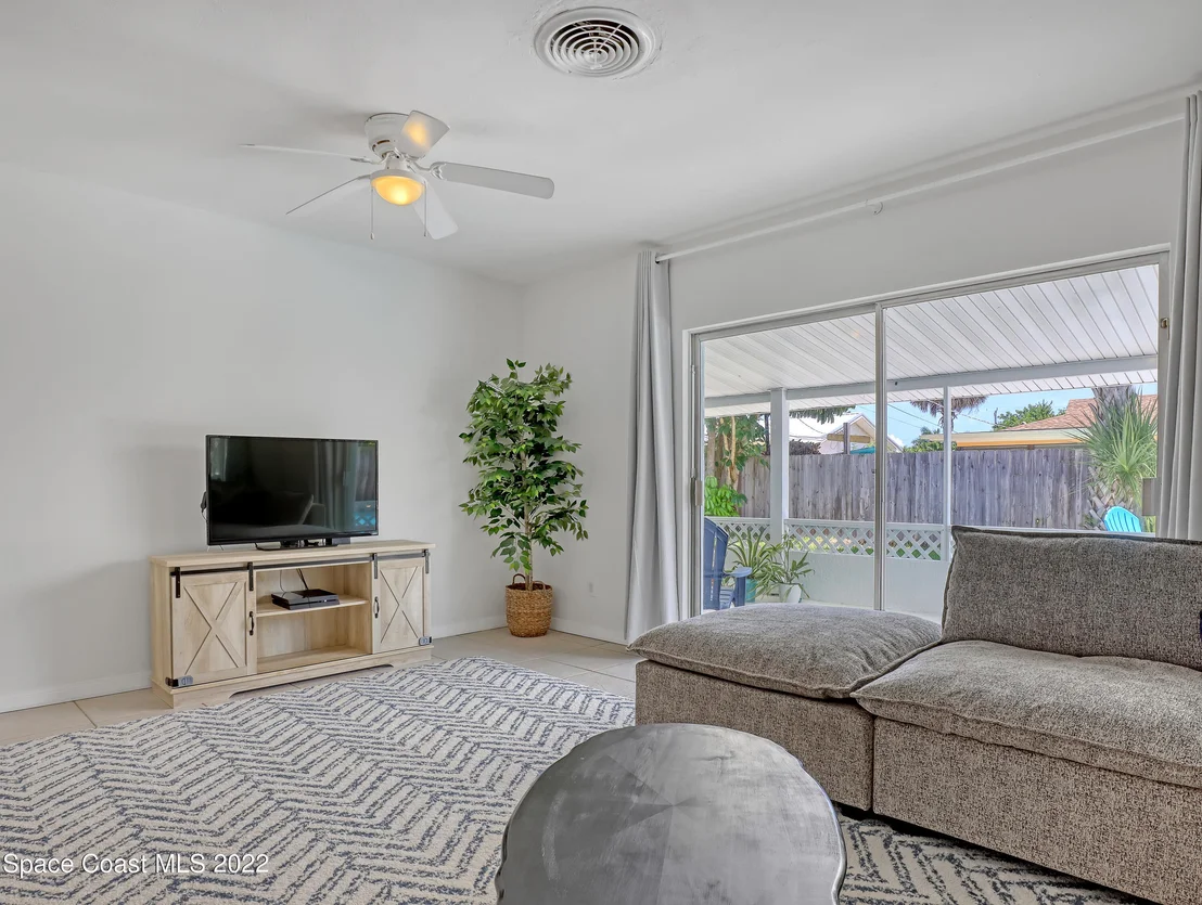 Photo of 619 N Robert Way