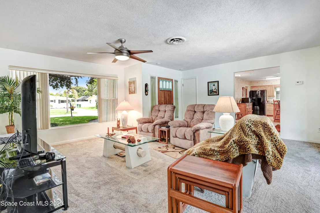 Photo of 621 N Robert Way