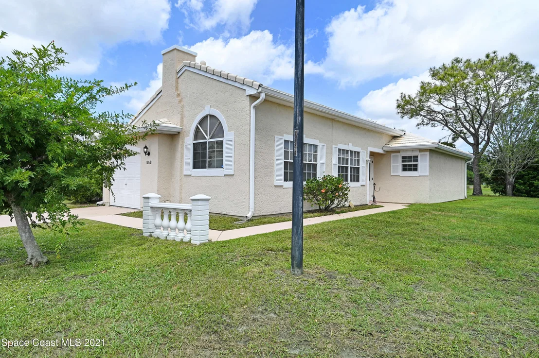 Photo of 858 Wateroak Drive NE