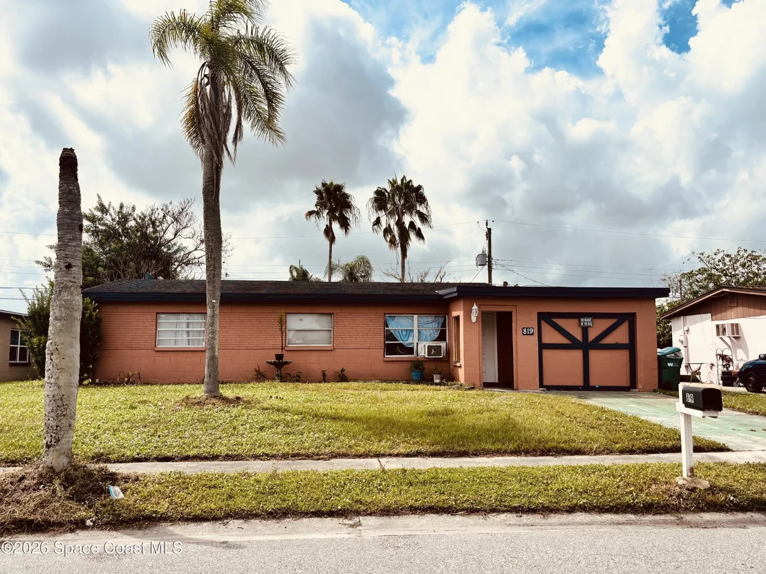 Photo of 819 Almond Boulevard