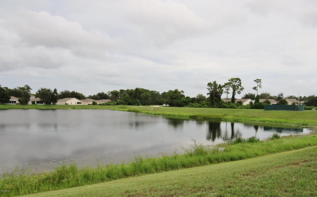 Photo of 975 Wateroak Drive NE