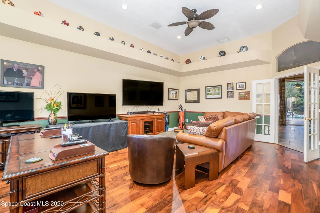Photo of 889 Oak Park Drive