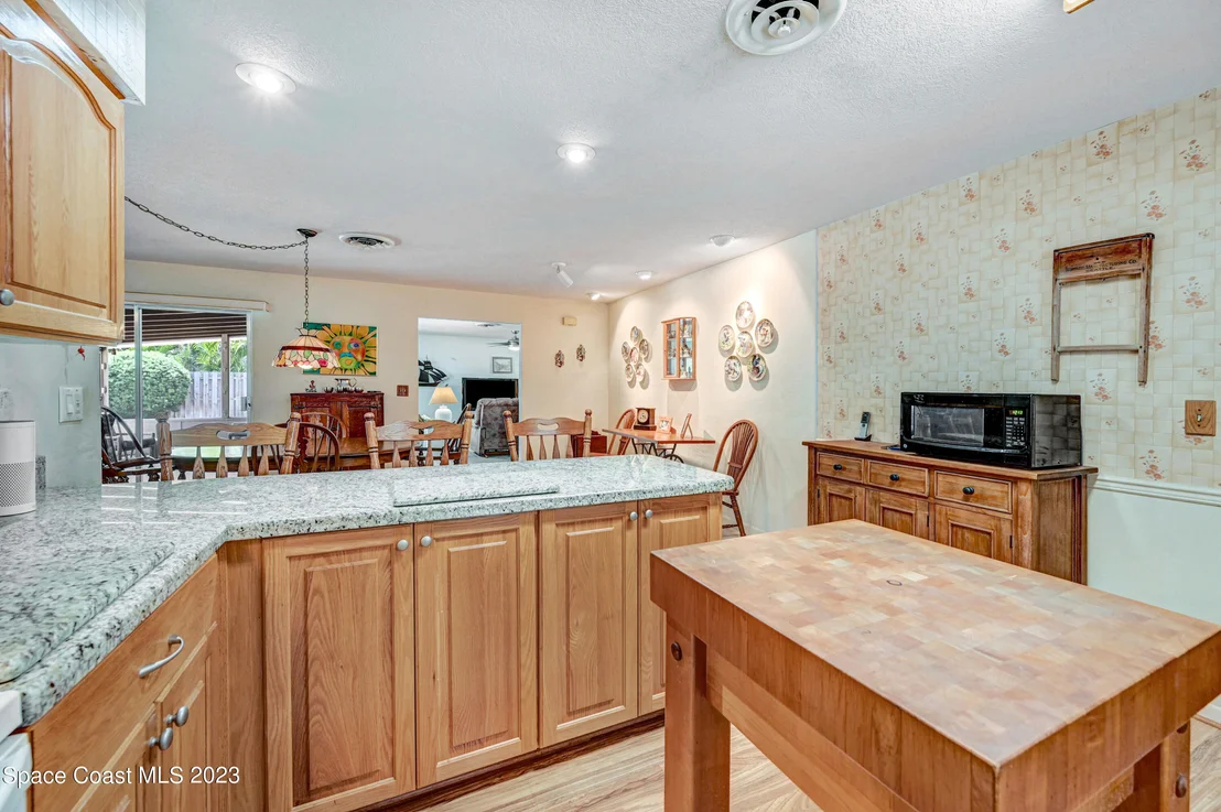 Photo of 621 N Robert Way